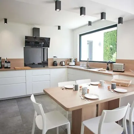 Modern With Sea View And Pool For 10 People