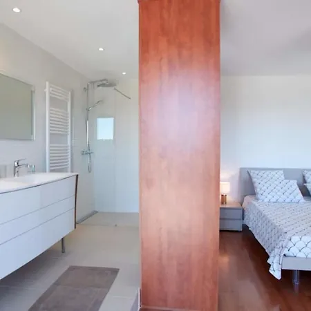 Modern With Sea View And Pool For 10 People