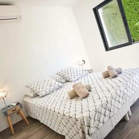 Villa Modern With Sea View And Pool For 10 People