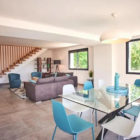 Villa Modern With Sea View And Pool For 10 People